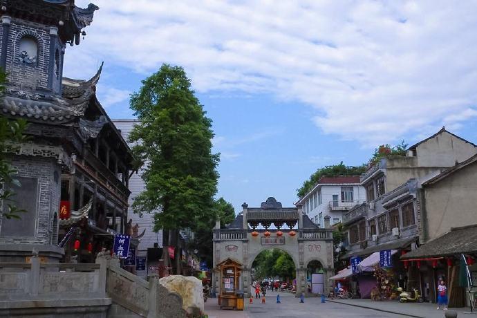 崇州古称蜀州，位于天府之国的腹心，成都市与西岭雪山之间……