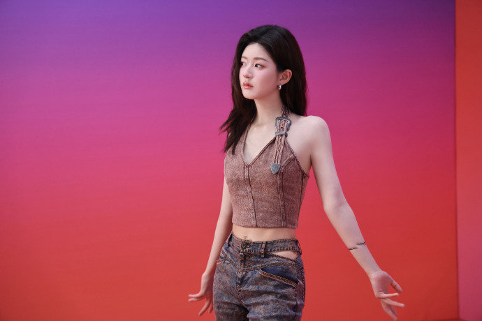 赵露思百变露思上线温柔的披肩半扎俏皮的低丸子头