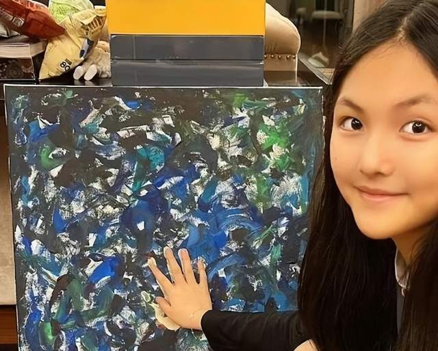 李湘带女儿去看画展,晒出王诗龄背影照,身材苗条大秀迷人美腿