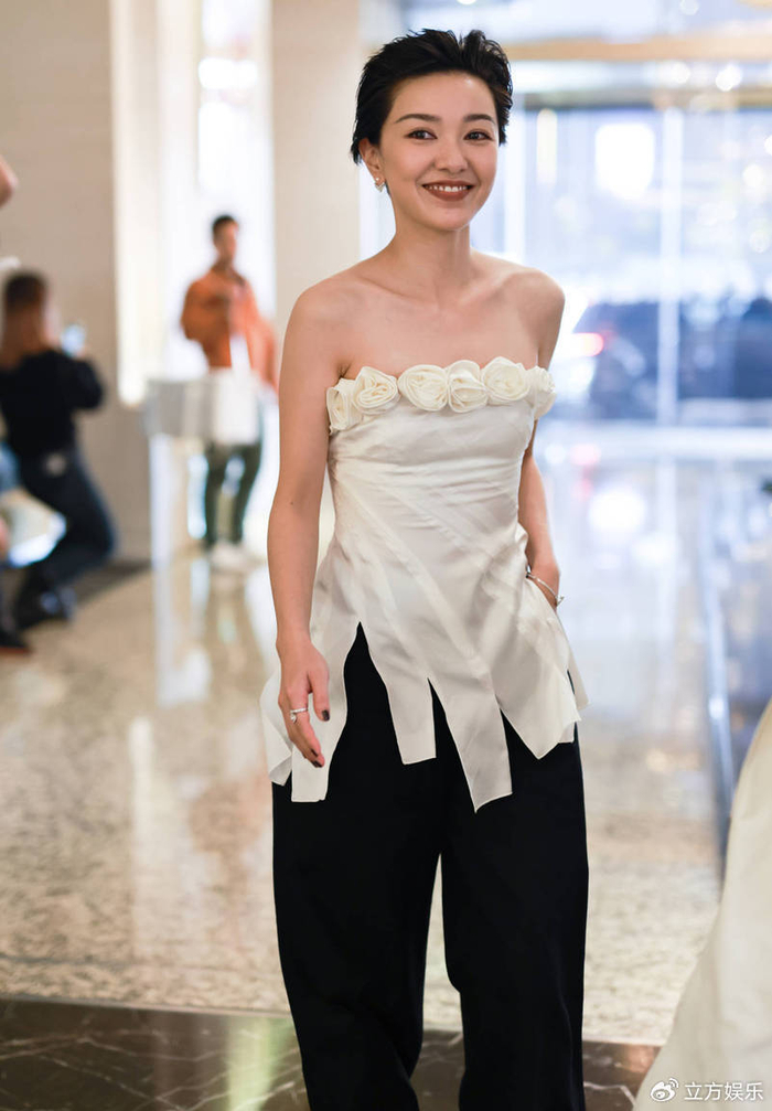 郭采洁穿立体玫瑰抹胸上衣 身材纤细锁骨吸睛