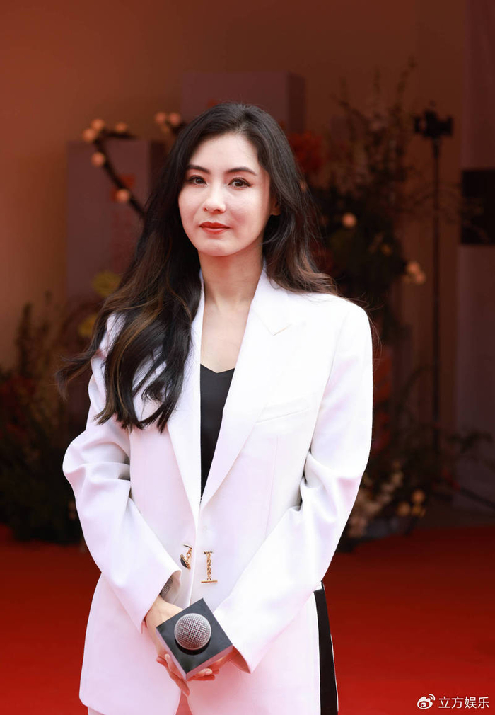 张柏芝身穿白色西装端庄干练 妆容精致状态在线