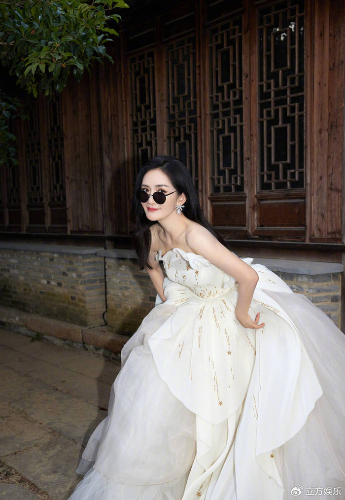 谢娜穿白色露背长裙乘坐小船 露温柔甜笑侧颜精致|露背|谢娜|小船