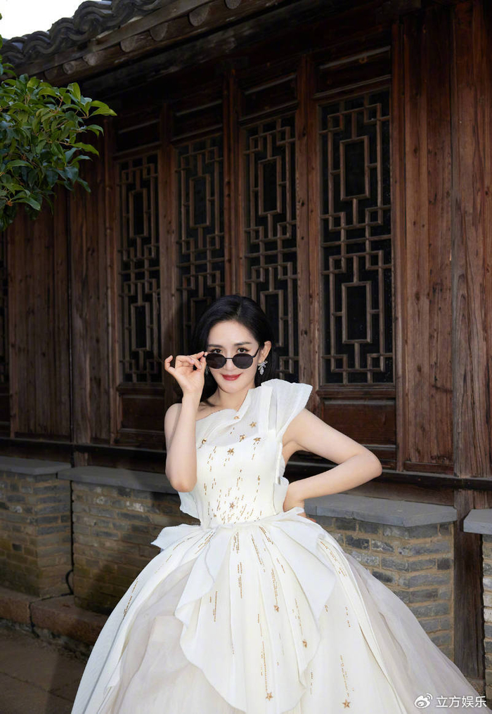 谢娜穿白色露背长裙乘坐小船 露温柔甜笑侧颜精致|露背|谢娜|小船