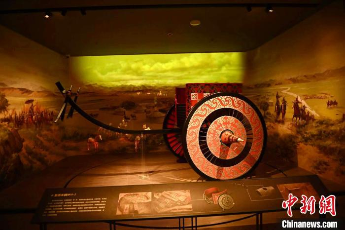 其为单辀双轮车,表面髹漆彩绘,车轮及车厢侧板均以金,银,铜花饰,贴