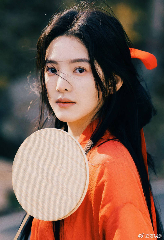 章若楠一袭红衣飘逸灵动 手撑油纸伞气质温婉端庄|红衣|气质|章若楠