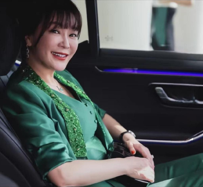 王小骞首次戛纳红毯,表情傲娇气场强大,独辟蹊径穿绿色西装吸睛