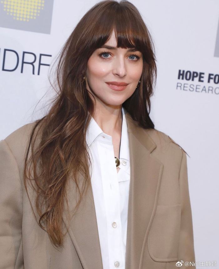 达妹dakotajohnson今日在纽约出席活动穿的这一身还挺好看的