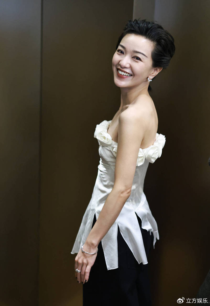 郭采洁穿立体玫瑰抹胸上衣 身材纤细锁骨吸睛