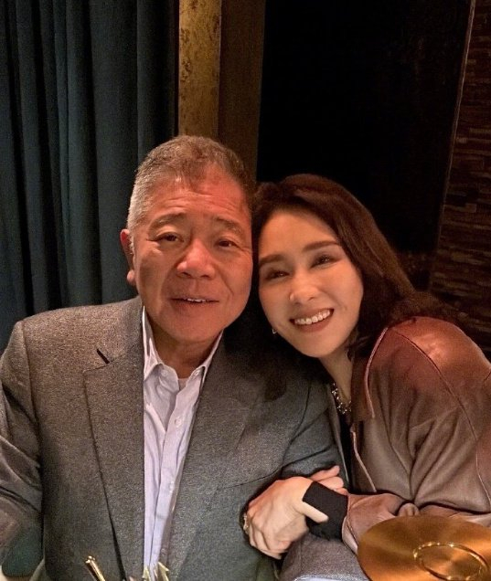 68岁马延强搞浪漫送花,夫妻同框似两代人|黎姿|马廷强|两代人_新浪