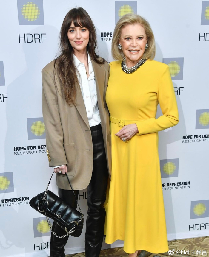 达妹dakotajohnson今日在纽约出席活动穿的这一身还挺好看的