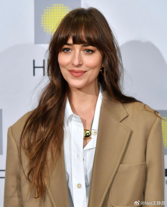 达妹dakotajohnson今日在纽约出席活动穿的这一身还挺好看的