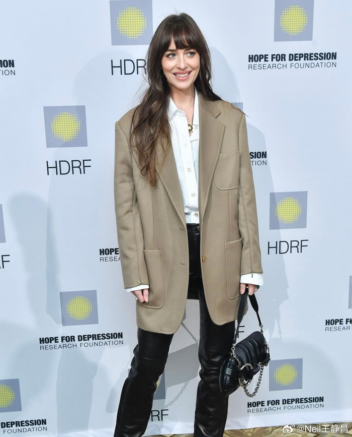 达妹dakotajohnson今日在纽约出席活动穿的这一身还挺好看的