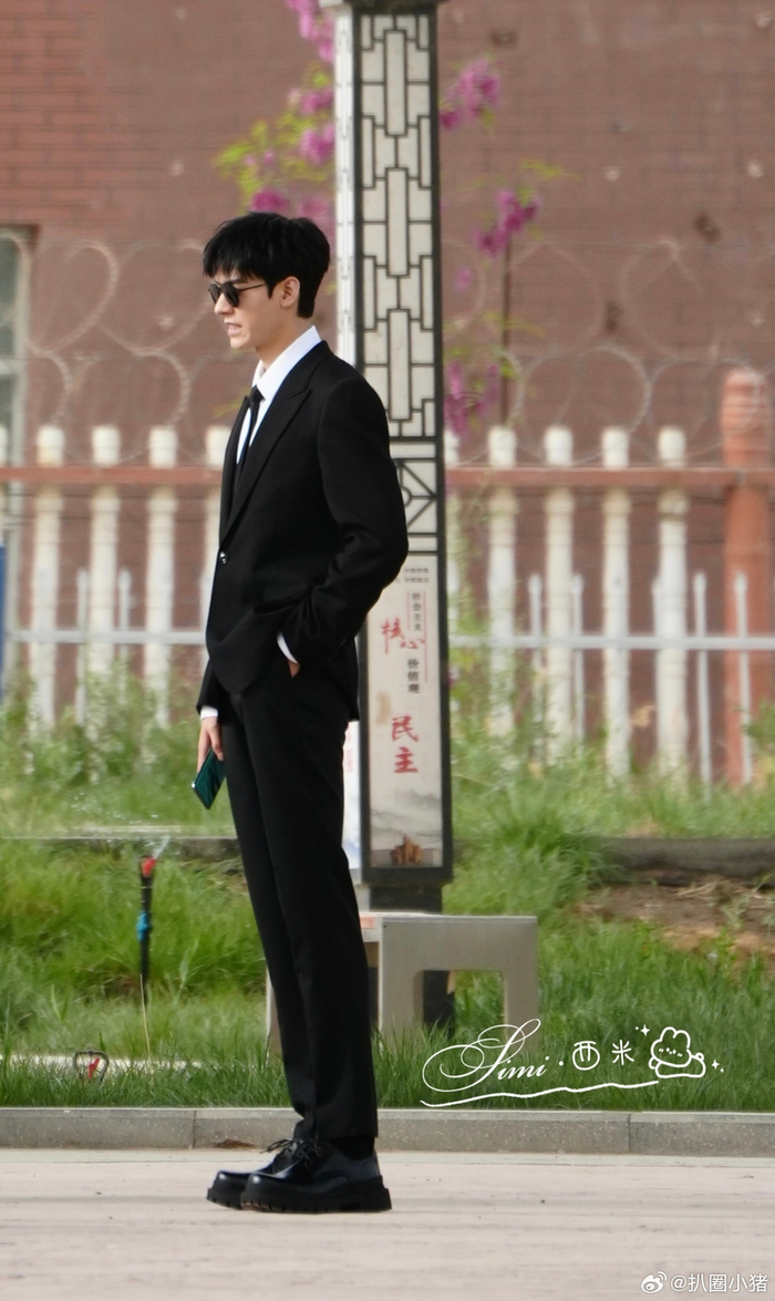 龚俊极限挑战路透,黑西装77墨镜要帅丝谁