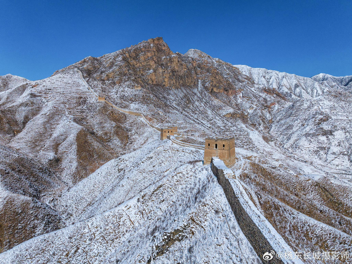 雪后无人机视角下山西忻州繁峙韩庄长城