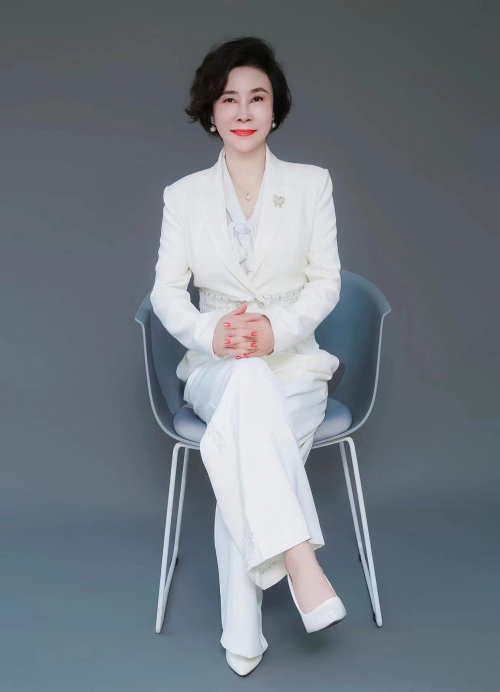 知己教育集团创始人:王珺颐的教育传奇|圣迪|溢达|教育_新浪新闻