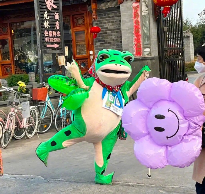 生计,一只崽常卖价15元,可蛙蛙只有4根手指,他局促地比划完亮出二维码