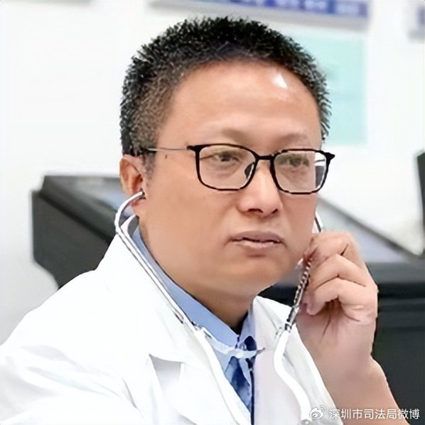 政法群英榜何文龙高墙内的警察医生守护戒毒人员生命健康