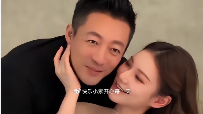 汪小菲陪马筱梅拍孕肚写真，俯身听宝宝动态，幸福洋溢在脸上