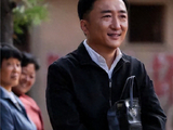 原来他早已去世，因心梗抢救无效，只留下娇妻和8个月大的孩子