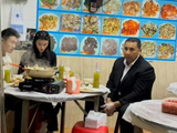 何猷君奚梦瑶夫妇吃路边大排档，还带保镖一起，也是太接地气