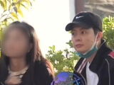 曝张铭恩和女友当街吵架，女友情绪激动，捶打自己之后下跪