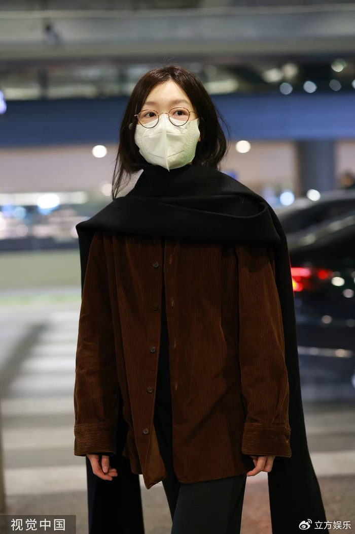 周冬雨身穿黑色披肩现身机场 戴金丝眼镜斯文低调|披肩|周冬雨|现身