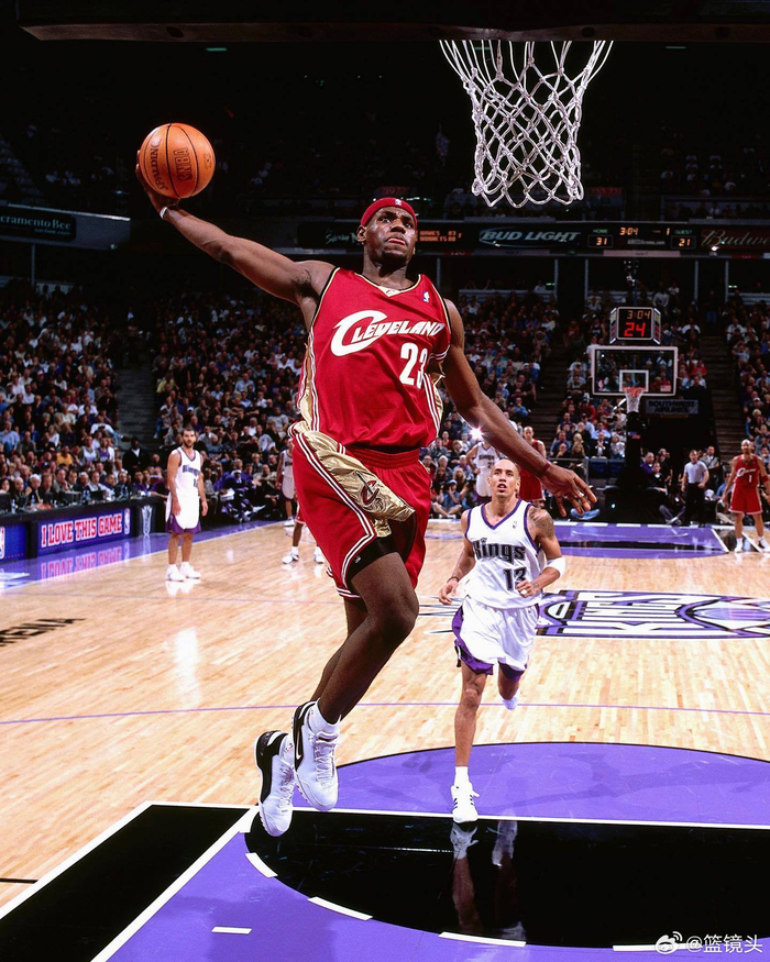 20年前的今天勒布朗詹姆斯客场对阵国王迎来nba生涯首秀