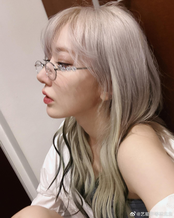 宫脇咲良丨ig更新是魔女sakura酱啊这个银发真的超神了