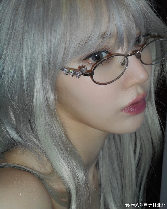 宫脇咲良丨ig更新是魔女sakura酱啊这个银发真的超神了