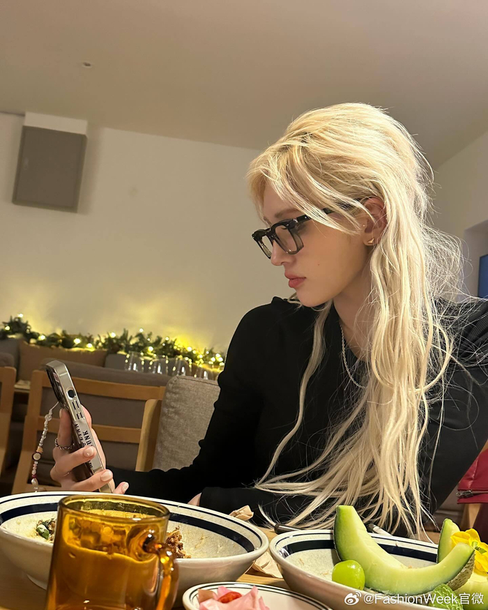 人间芭比全昭弥出席prada米兰时装秀