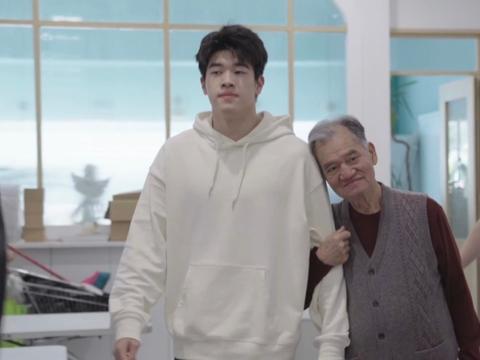 好喜欢潘展乐和爷爷的相处模式啊，让人看着就心暖暖的~从爷孙俩手挽手出场…