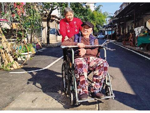 她用爱撑起一个家邻里相助传递温暖