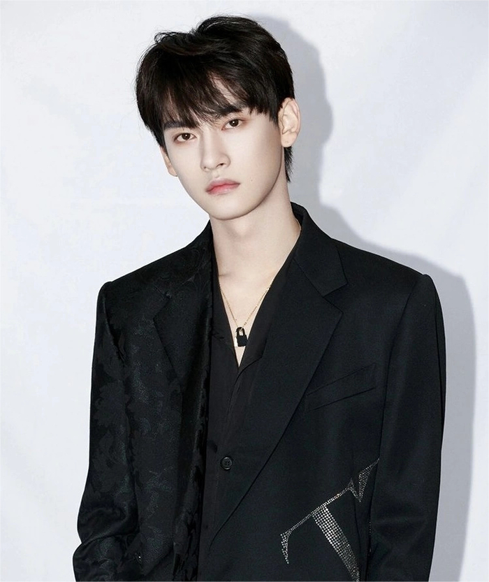 胡文煊女友爆料男方孕期出轨,疑似与未成年发生关系,虞书欣躺枪