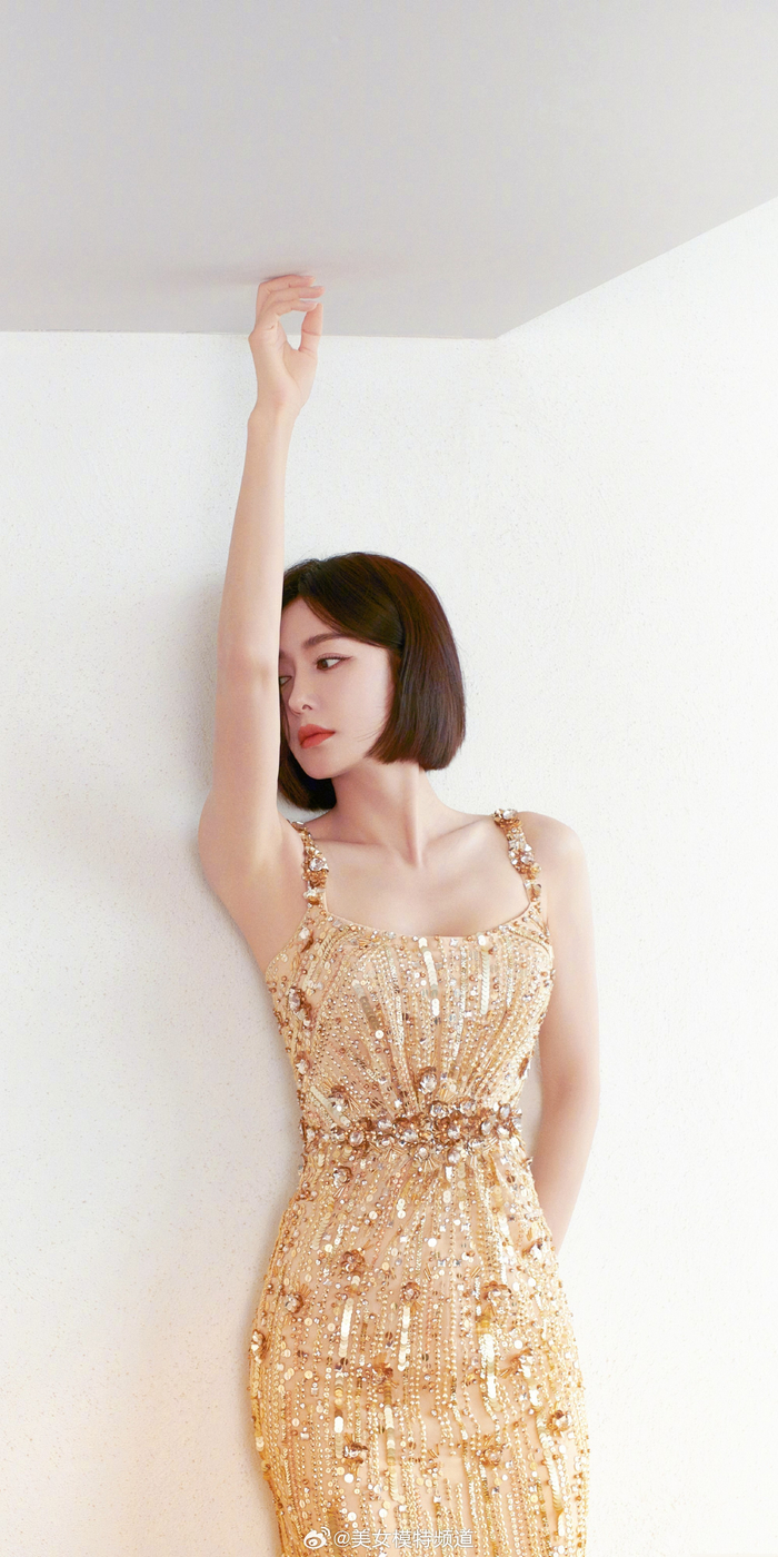 秦岚金色吊带长裙写真
