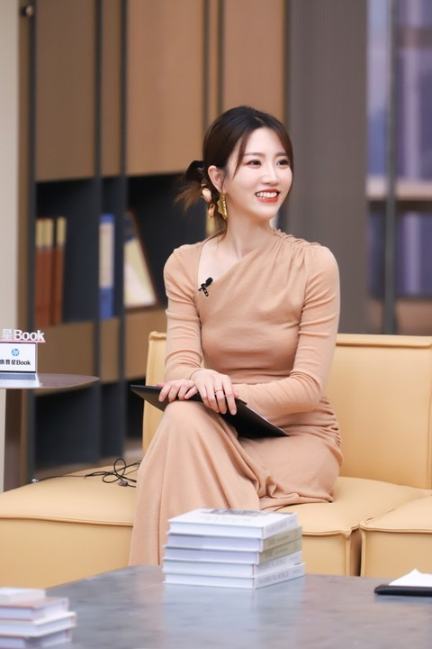 新一期的offer张纯烨看到了胡明昊和朱绰盈黑色律师袍造型