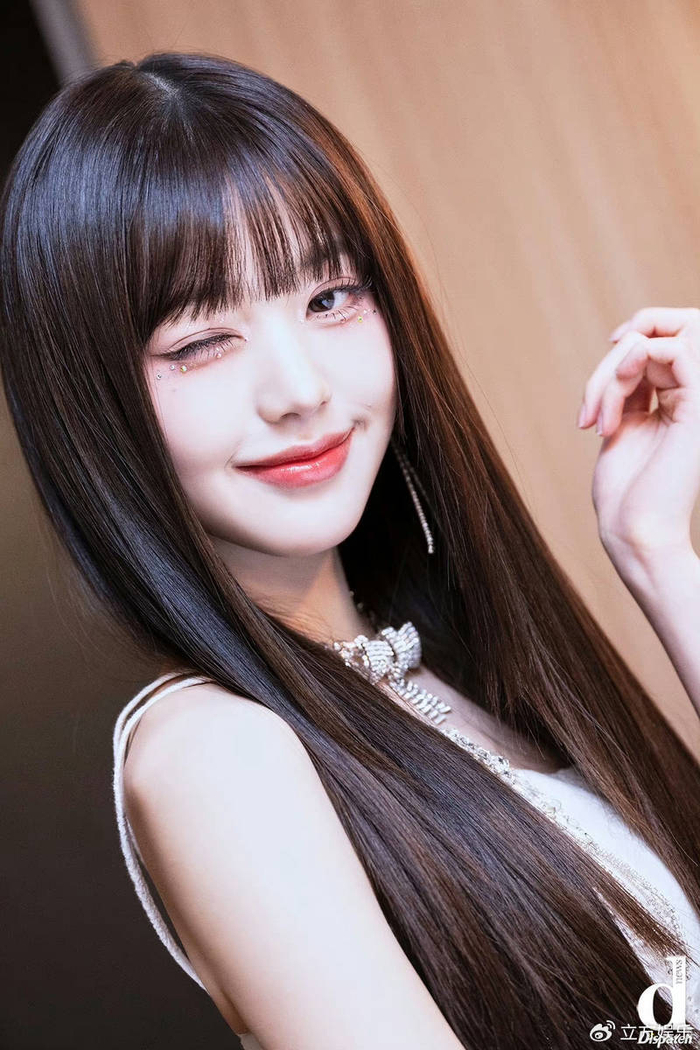 张元英黑长直造型甜美迷人 对镜wink宛如芭比娃娃|张元英|芭比娃娃