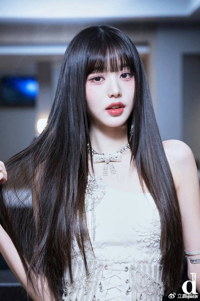 张元英黑长直造型甜美迷人 对镜wink宛如芭比娃娃|张元英|芭比娃娃