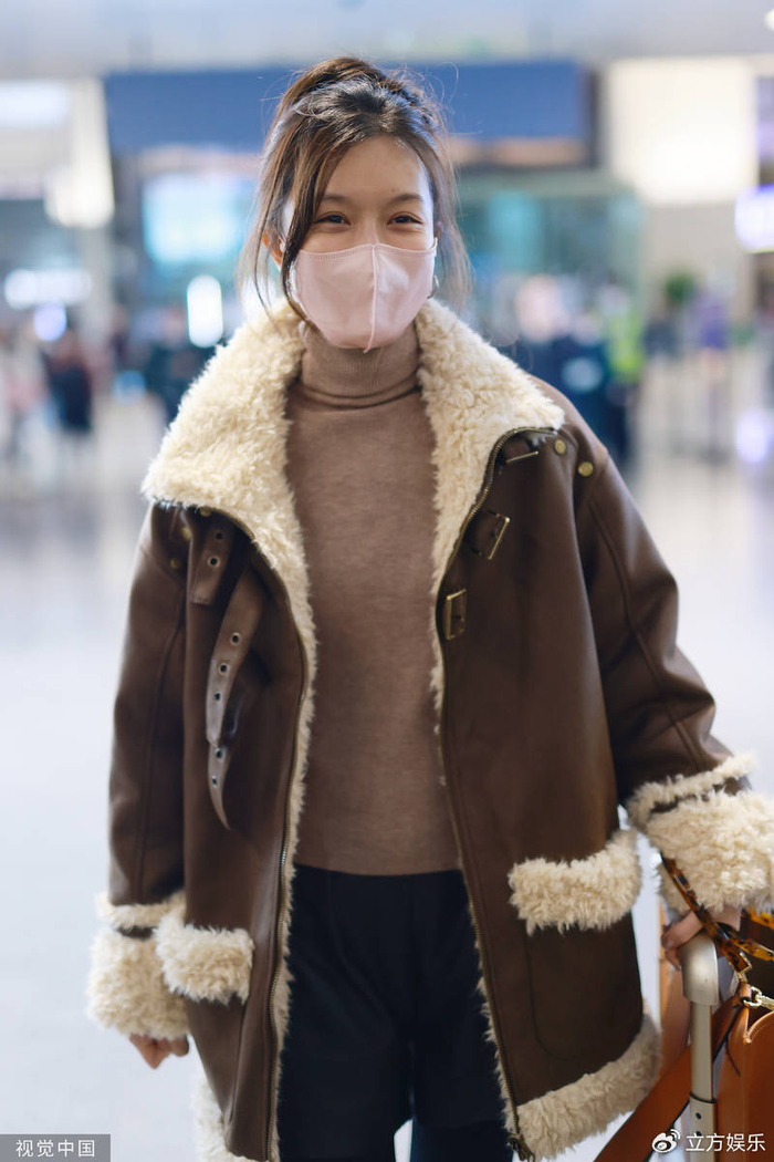 文咏珊穿羊羔绒外套现身机场 和老公道别依依不舍|羊羔绒|文咏珊|现身