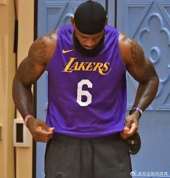 詹姆斯浑身都是肌肉,为什么几乎看不到胸肌和腹肌呢?