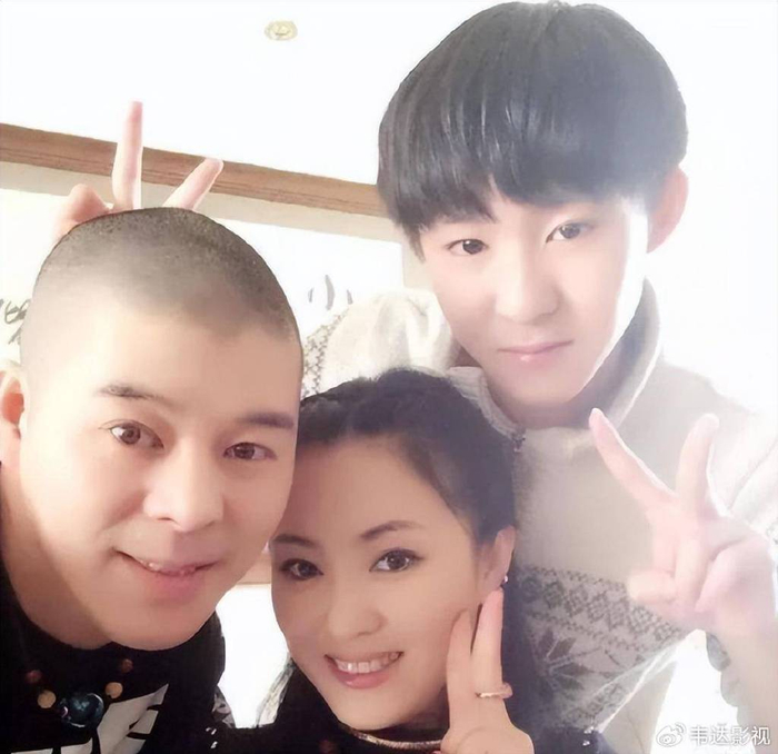不过王小虎和张可不是现在才结婚,他们俩已经相互扶持度过了12年,而且