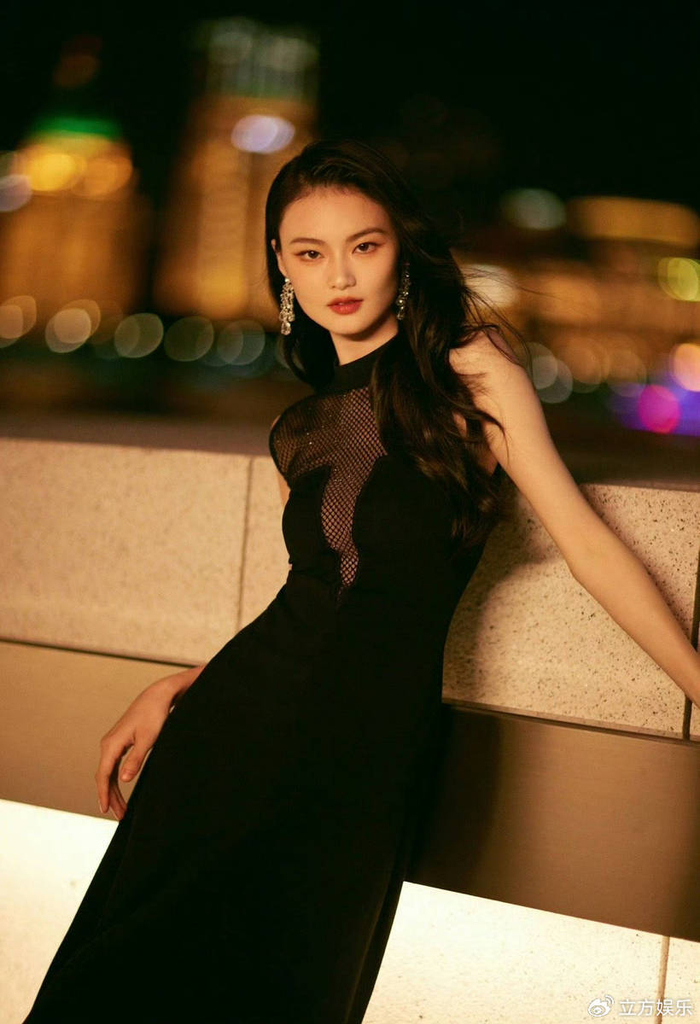 贺聪着黑色透视礼服身材曼妙 妆容精致眼神有戏