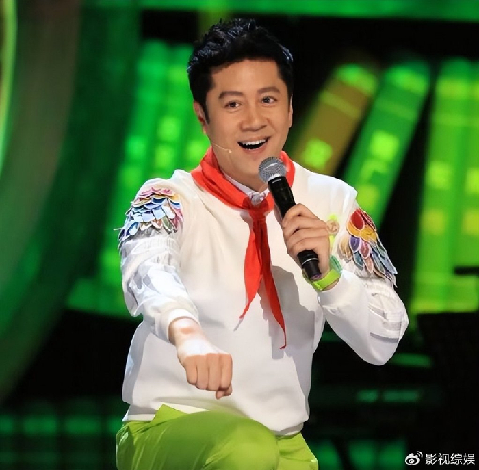 56岁蔡国庆为六岁小儿子庆生两个儿子颜值都高但妻子很神秘