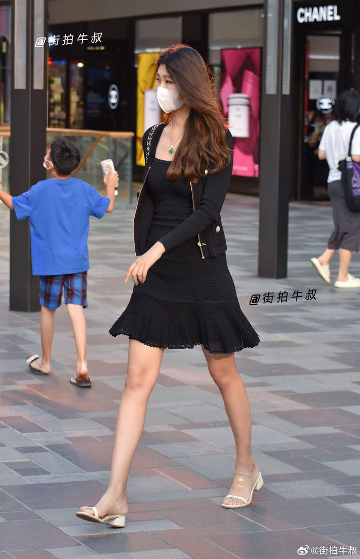 美女穿着黑色的时尚鱼尾裙出街