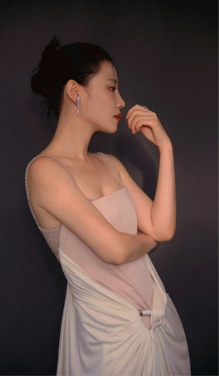 谭卓高定首穿成国内第一吊带外像裹床单不显身材却别具一格