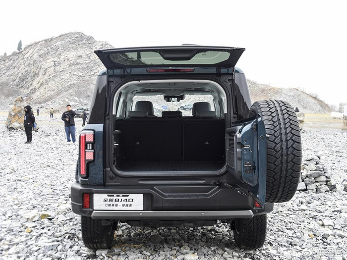 北京汽车全新bj40刀锋英雄版实拍体验越野再升级