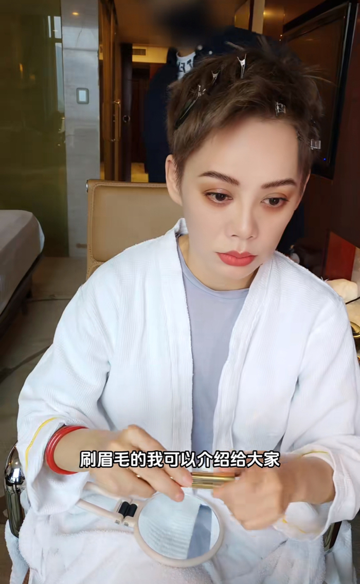 宁静妆前妆后差别还不是很大素颜皮肤状态还可以骨相很好看