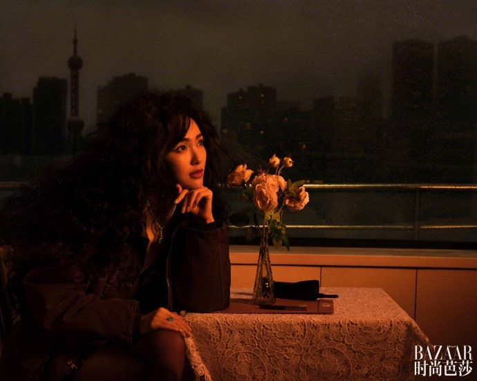 唐嫣时尚芭莎外滩余晖下唐嫣化身摩登女郎