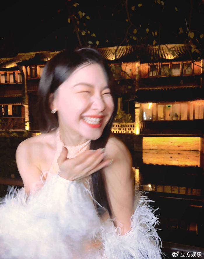 金靖笑容灿烂明媚可爱 着粉色羽毛礼服温婉优雅
