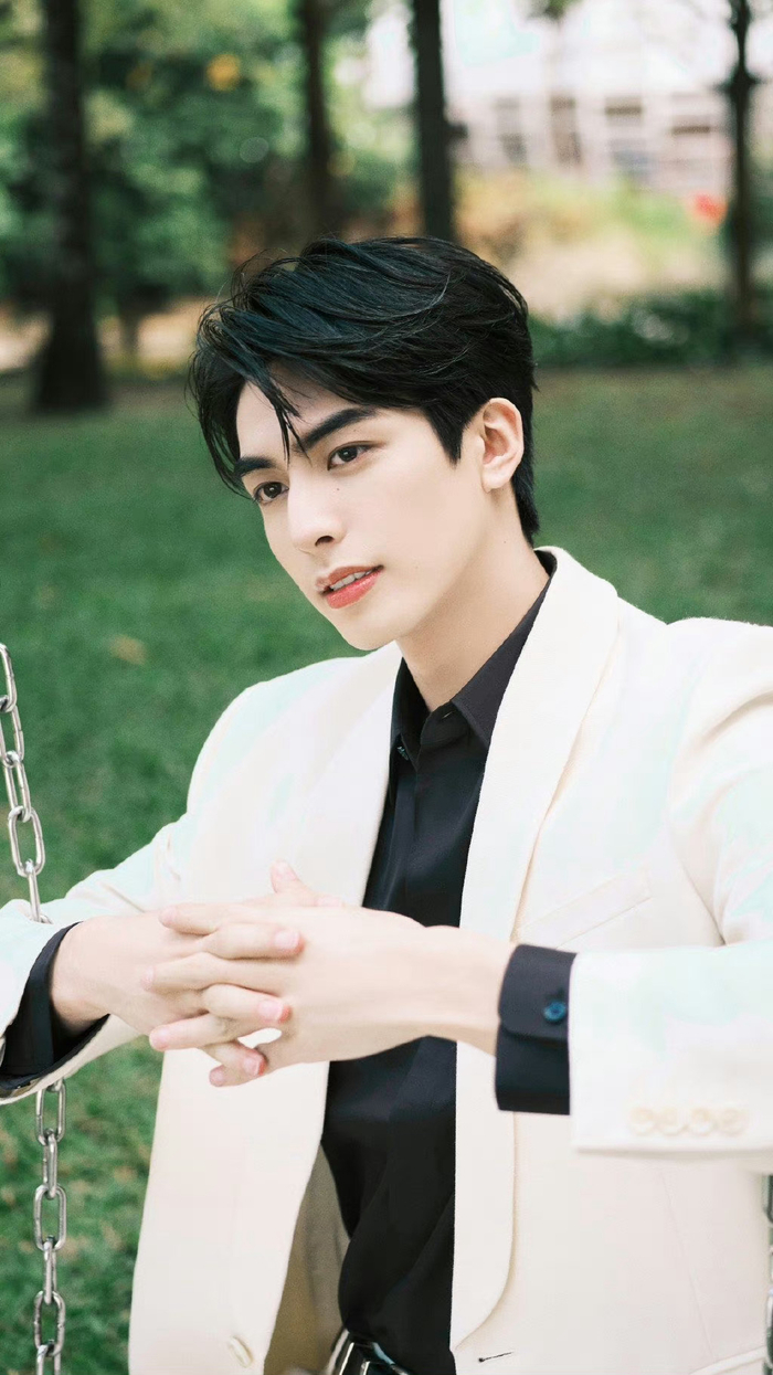 宋威龙 西装帅哥__财经头条