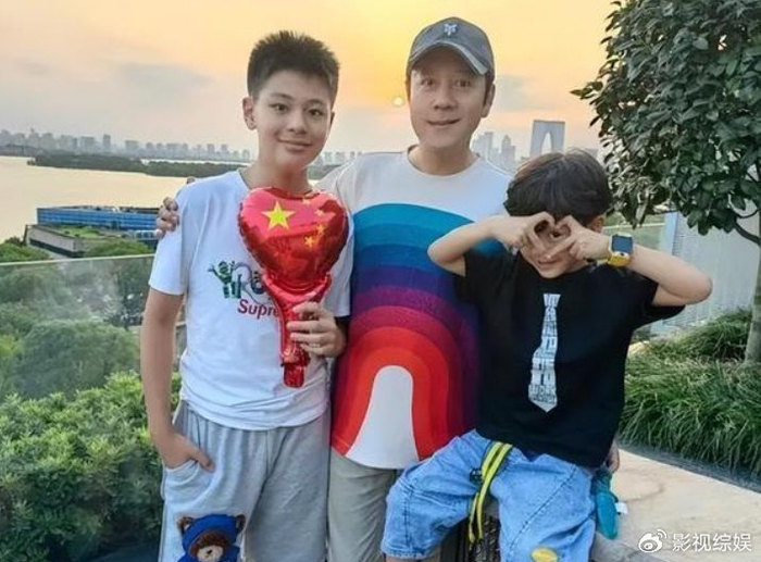 56岁蔡国庆为六岁小儿子庆生两个儿子颜值都高但妻子很神秘